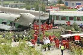 Záchranáři a hasiči na místě nehody.