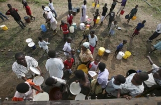 Lidé si chodí pro vodu v cisterně UNICEF, Harare.